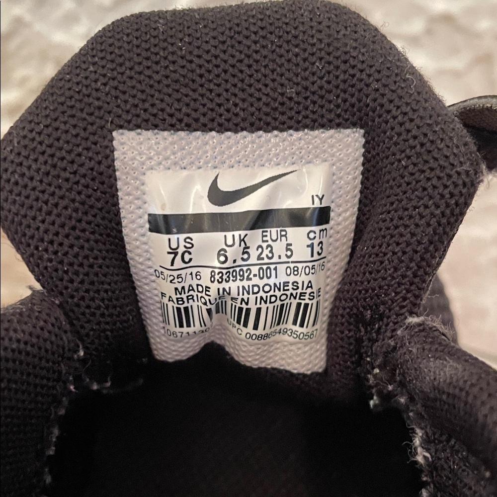 NIKE Kids Black & Silver Velcro Sneakers Sporty Kidcore - Picture 2 of 6